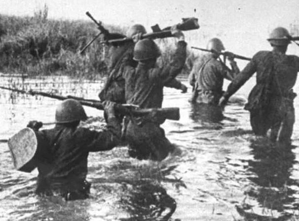 Наши прадеды в ВОВ преодолевают водную преграду. Фото из открытых источников.