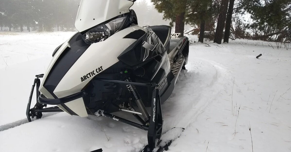 Внешний вид впечатляет и сегодня. В 2014 году Arctic Cat вовсе казался гостем из будущего. Обратите внимание на высоту верхнего рычага и расстановку лыж. Таковы особенности шасси ProClimb. Источник фото - https://auto.ru/snowmobile/used/sale/arctic_cat/xf_series/3662618-3317932b/?geo_id=159152