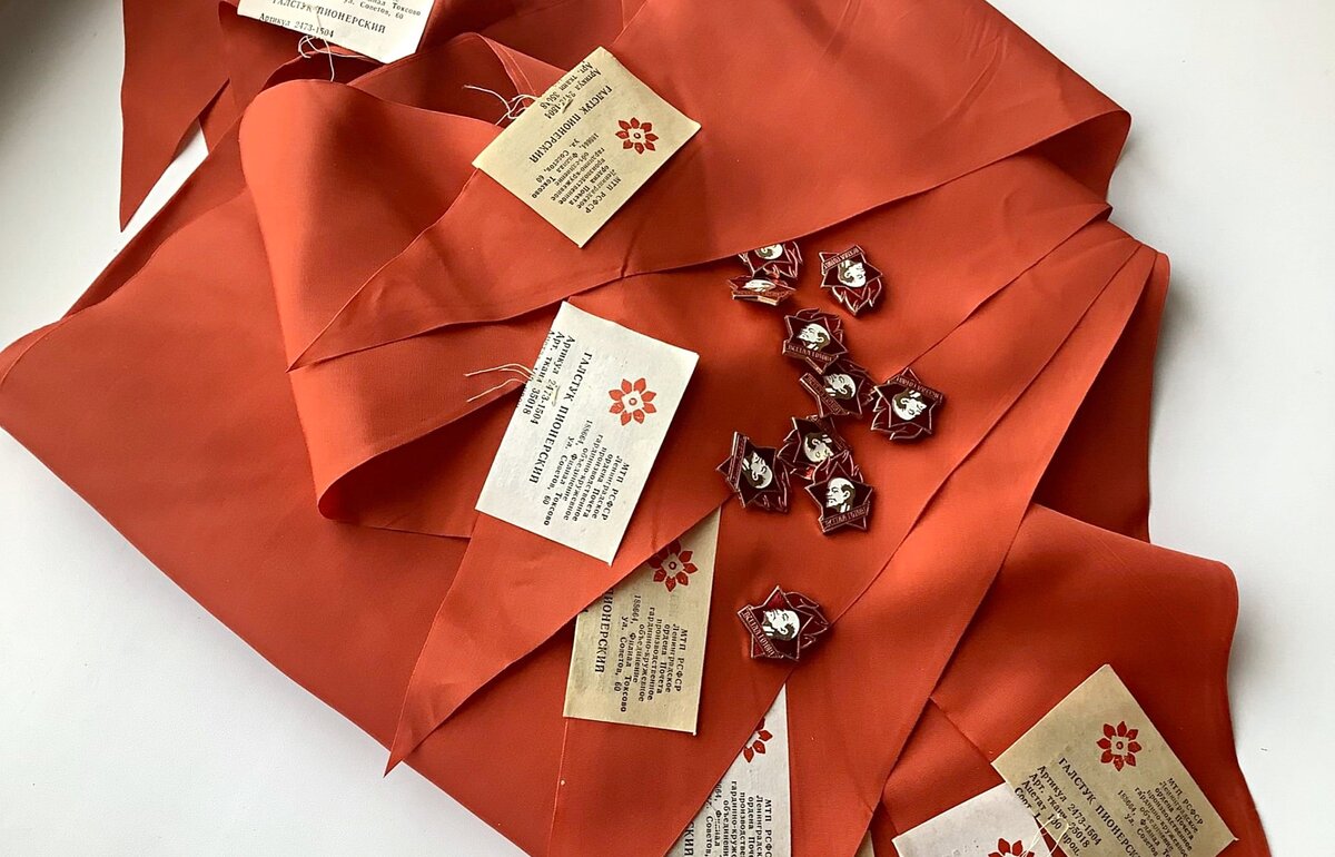 Комплект пионерских галстуков и значков, СССР, 10 шт. Стоимость лота на meshok.net 1650 рублей. Фото: meshok.net