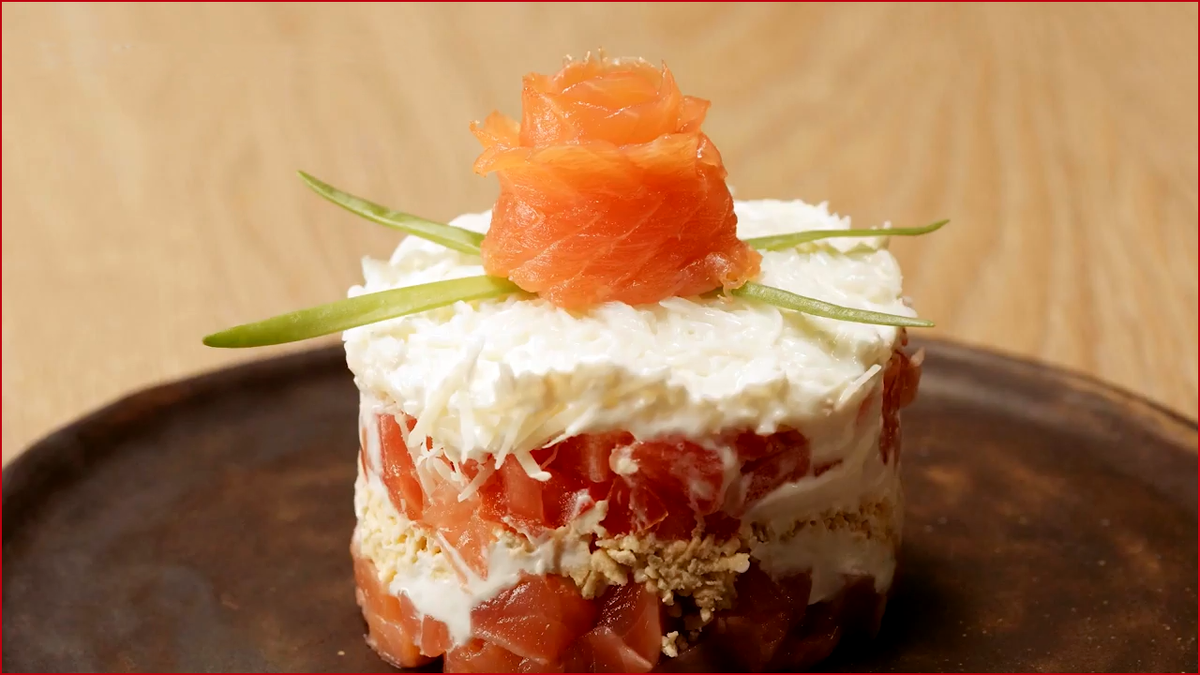 Салат с копченым лососем — пошаговый рецепт приготовления с фото и видео