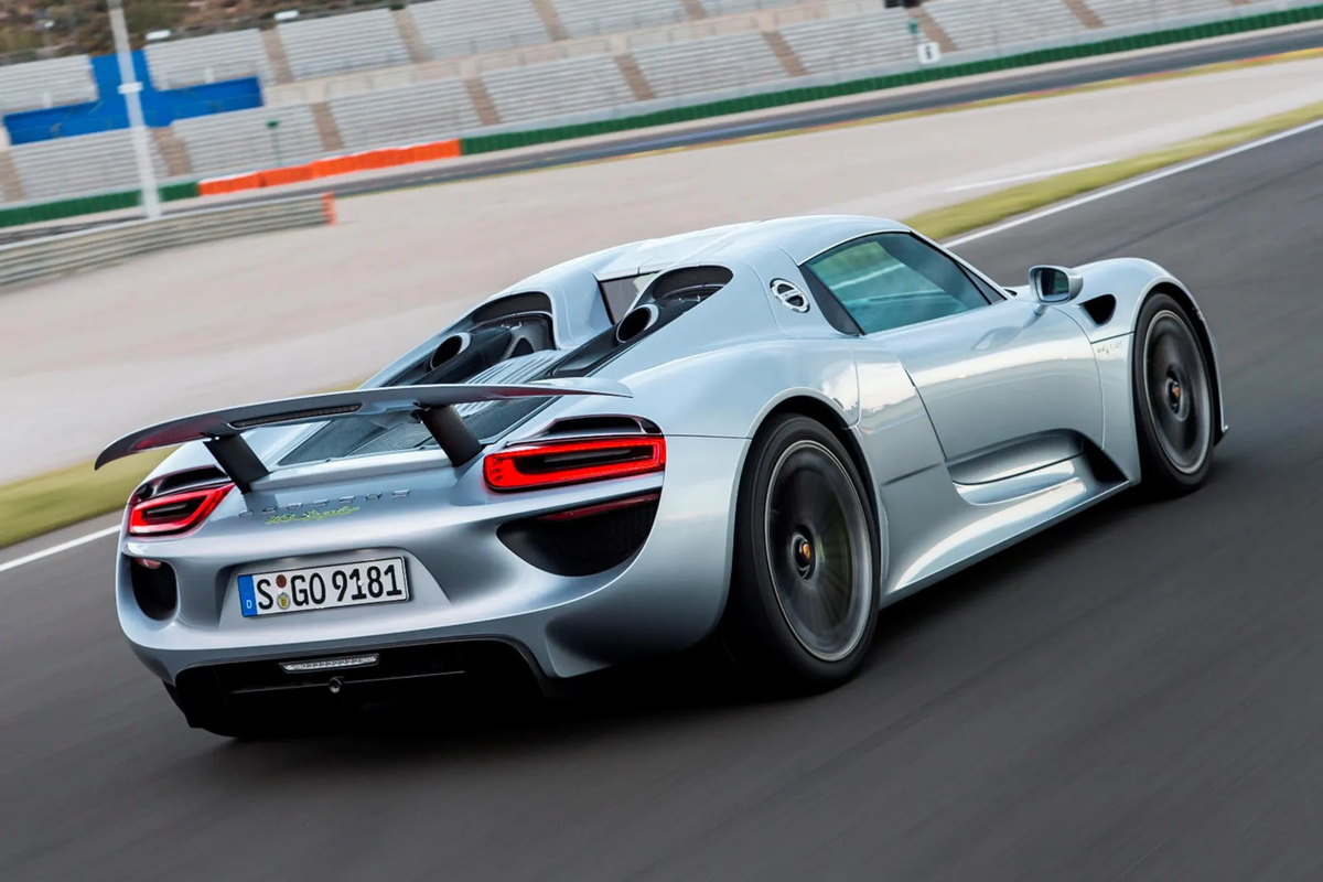 Порше 918 Spyder ночью