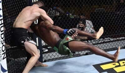 Фото с сайта: fighttime.ru. Один из бросков базового боксера с базовым борцом