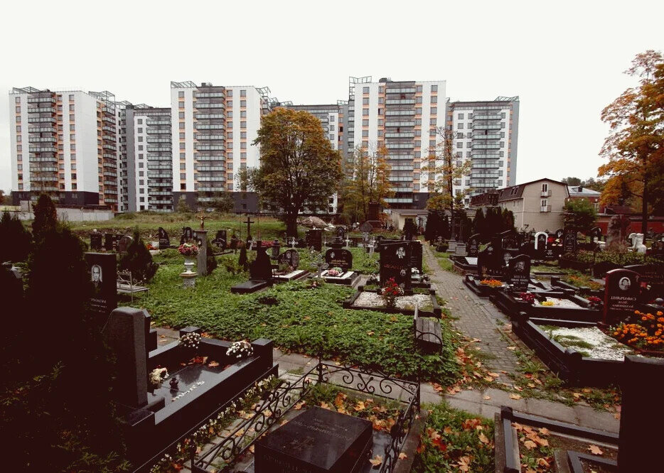 Улица беринга санкт петербург кладбище во дворе
