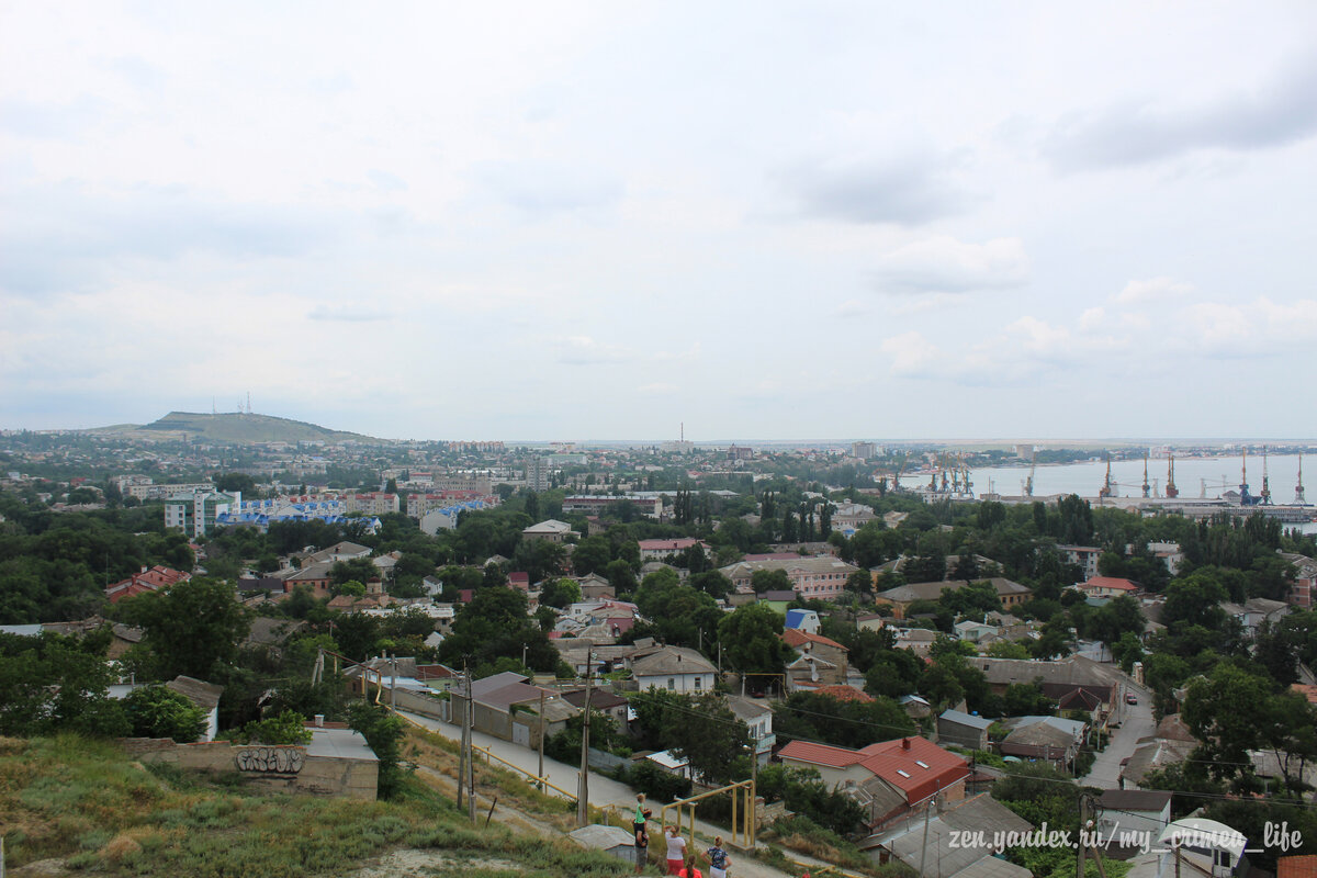 Вид с горы Митридат в Феодосии. Феодосийский залив. (фото из личного архива автора)