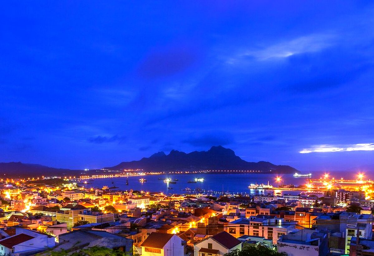 Cabo verde. Прайя Кабо Верде. Кабо Верде столица. Город Минделу Кабо Верде. Острова зеленого мыса Кабо Верде.