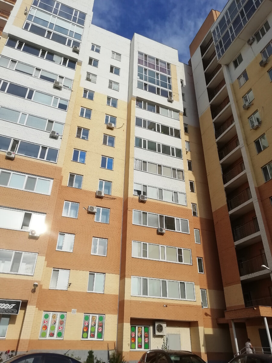 Вот такой дом. На  вид обычная многоэтажка, ничего особенного. ФОТО АВТОРА