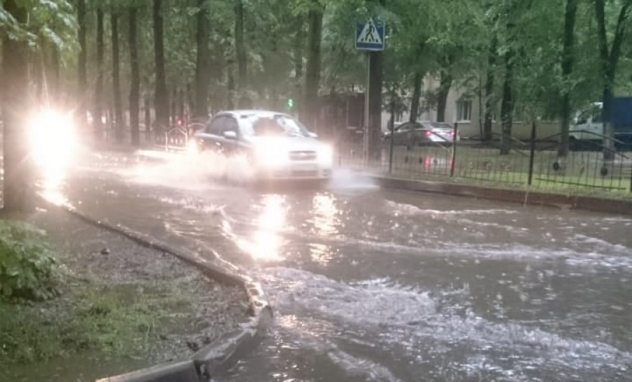 Гроза сейчас в Калуге. Ливень в Калуге вчера.