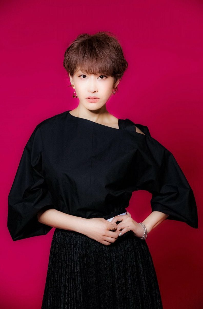 Место рождения: Эдогава, Токио Рост: 161 см Группа крови: AB Хобби: игра на пианино, Шаолинь Кэмпо и плавание Способности: свободно говорит по-корейски  Она окончила театрально-музыкальный колледж Тохо Гакуен и училась в университете Йонсей. На первой премии Seiyuu Awards она получила "Лучшую главную героиню (женщину)" за изображение Оосаки Наны.  У нее есть кошка по имени Когито и такса по имени Саранг, что по-корейски означает "любовь".