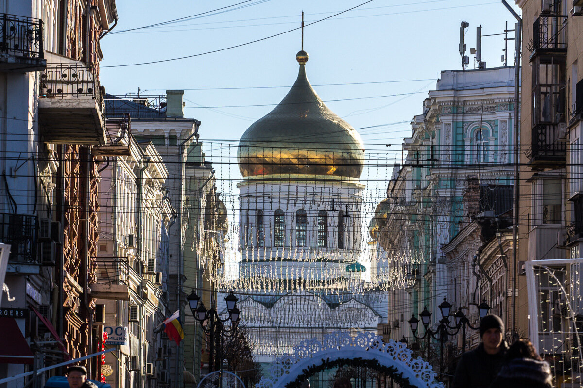 Вид на собор через переулок