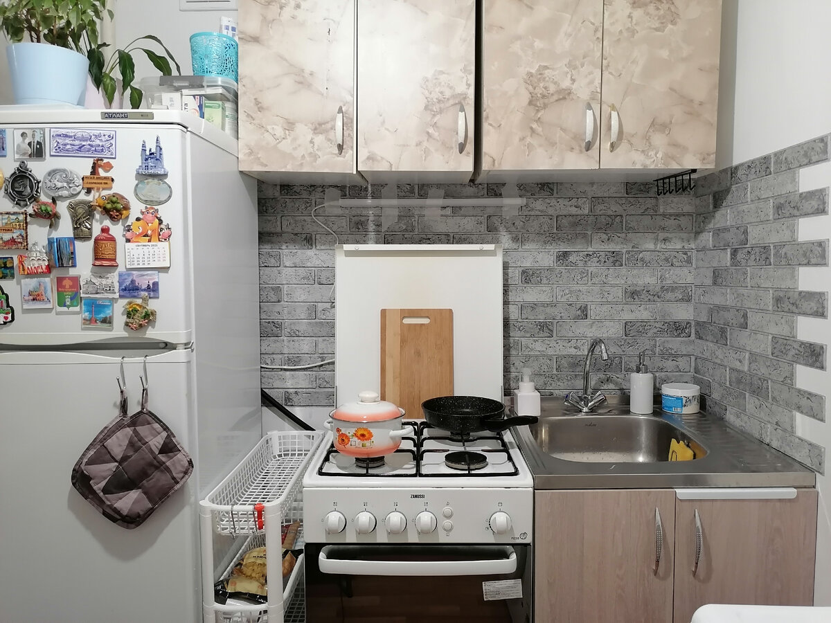 Сверху фасады под бежевый мрамор, снизу под светлое дерево, все ручки разные. 