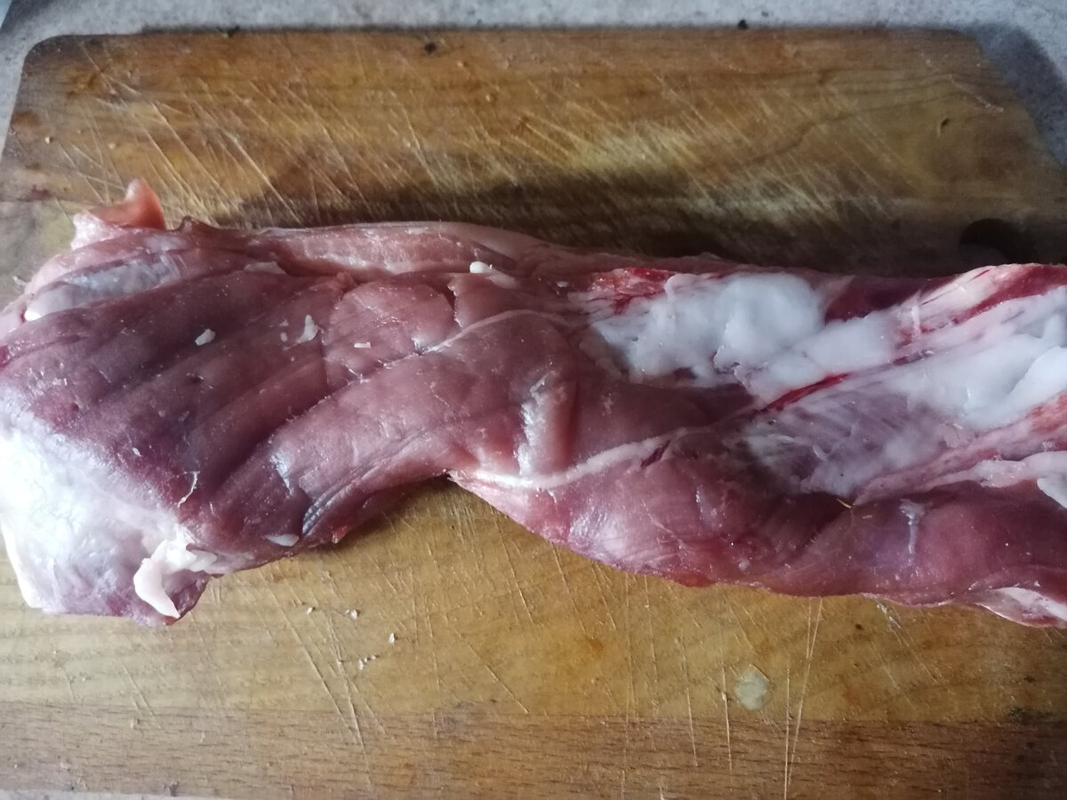 Вот такой кусочек грудинки мне достался.