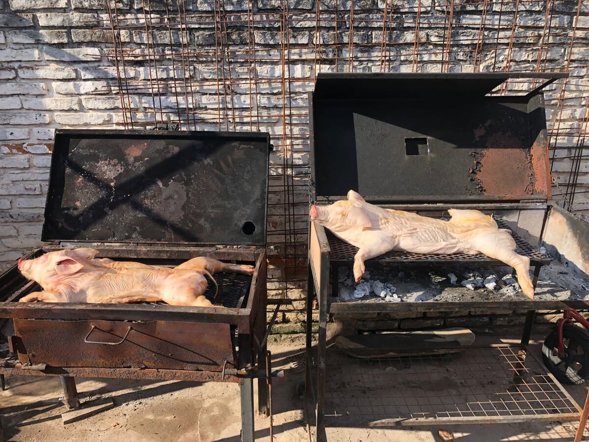 Поросенок на мангале