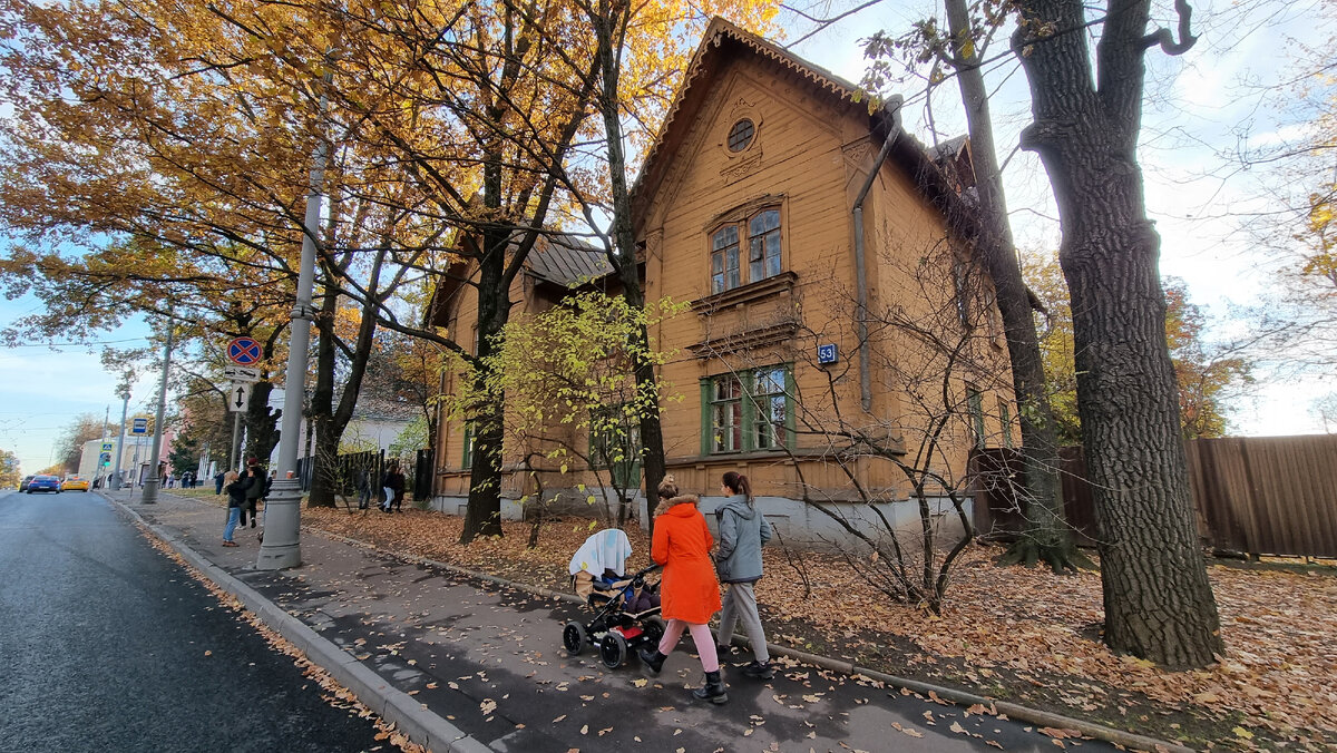 Не завидую жителям: во двор их дома каждый день приходят чужие люди. Стоят  под окнами и фотографируют | Фотограф Гудвин | Дзен