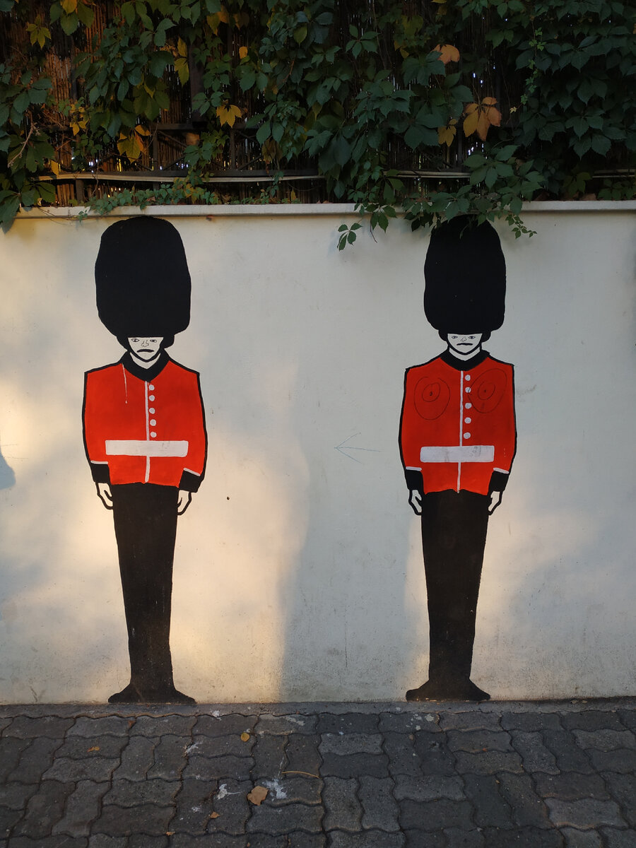 Стражи королевской гвардии. Граффити на стене у входа в Английский парк. Авторское фото.