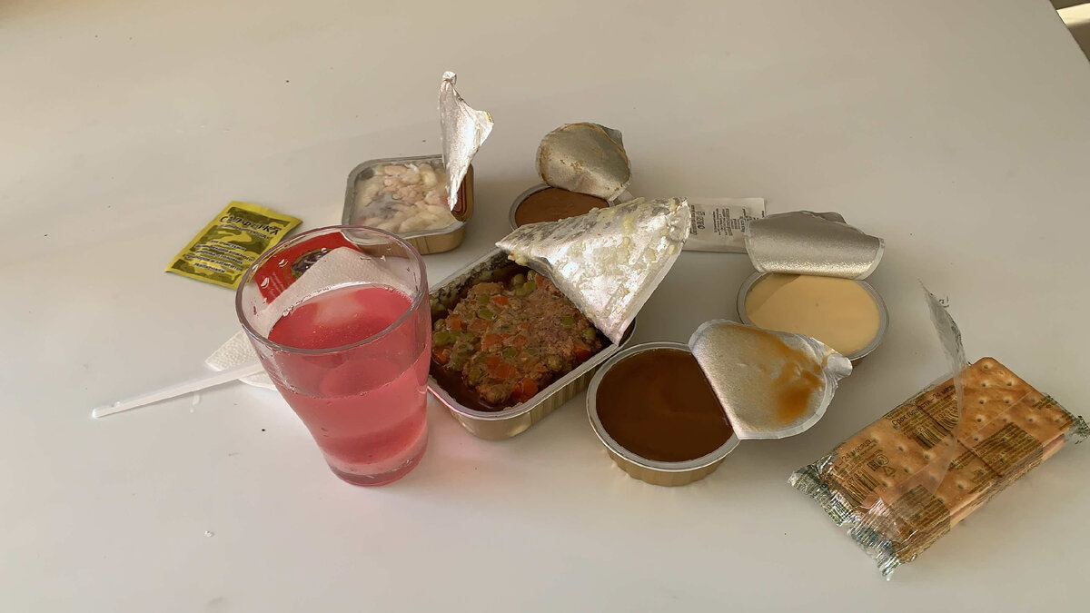 Мужу выдали офицерский сухой паёк Армии России. Открываю и показываю ...