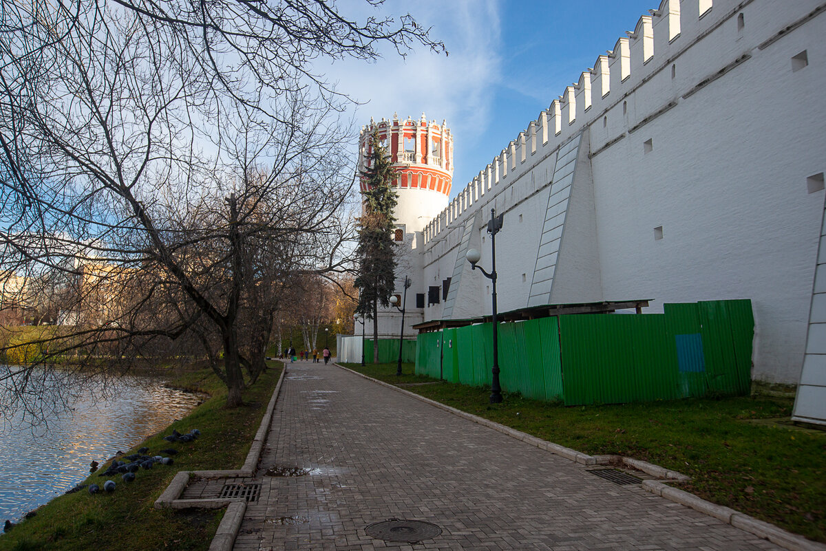 Напрудная (в народе Софьина) башня Новодевичьего монастыря. Москва. Фото автора статьи 