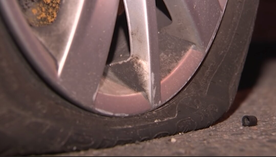 Зачем москвичи прокалывают колеса каршерингу? Разбираюсь в чем дело ...