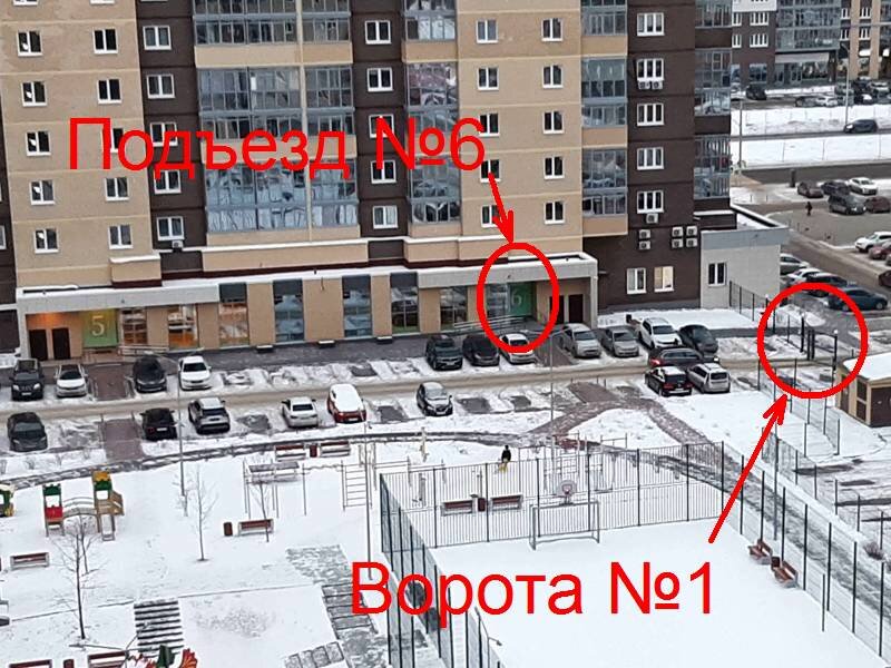 У крайнего, шестого, подъезда - стоят первые ворота, а у первого подъезда - третьи ворота. Похоже я не в той школе изучал логику - понять это невозможно, это надо запомнить.