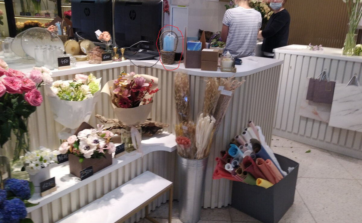 Бесплатные маски на кассе одного из магазинов в ТЦ "Авиапарк"