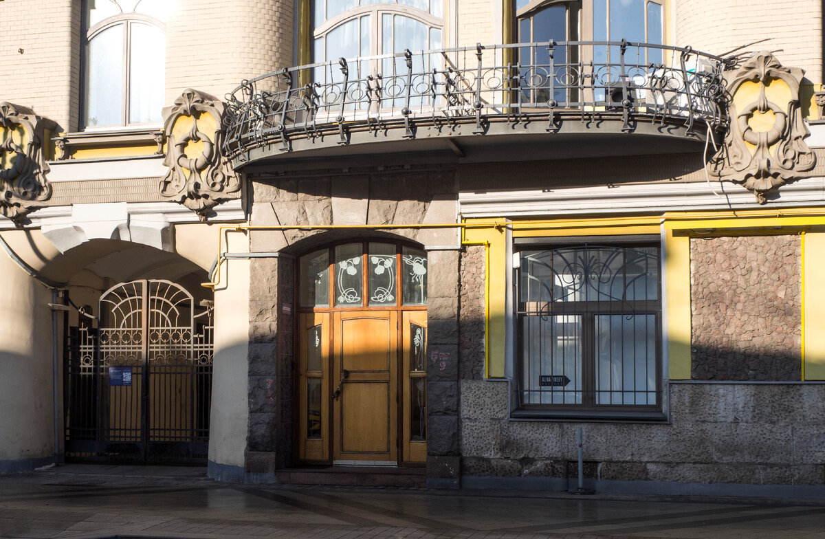 Доходный дом Исакова многие исследователи считают одним из лучших произведений Л. Кекушева. Фото автора