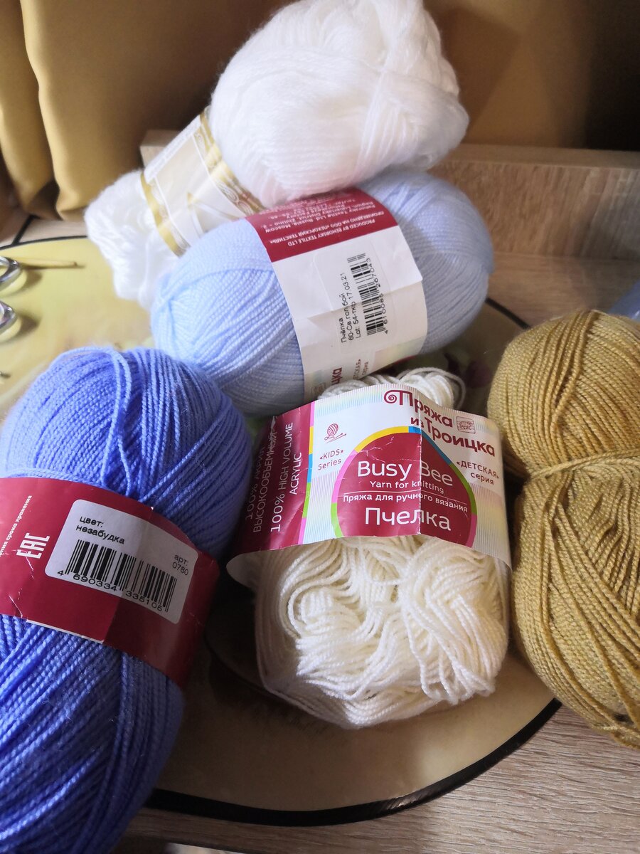 Мой моточек кремовой пряжи подходит к концу, но я им связала уже 4 куколки