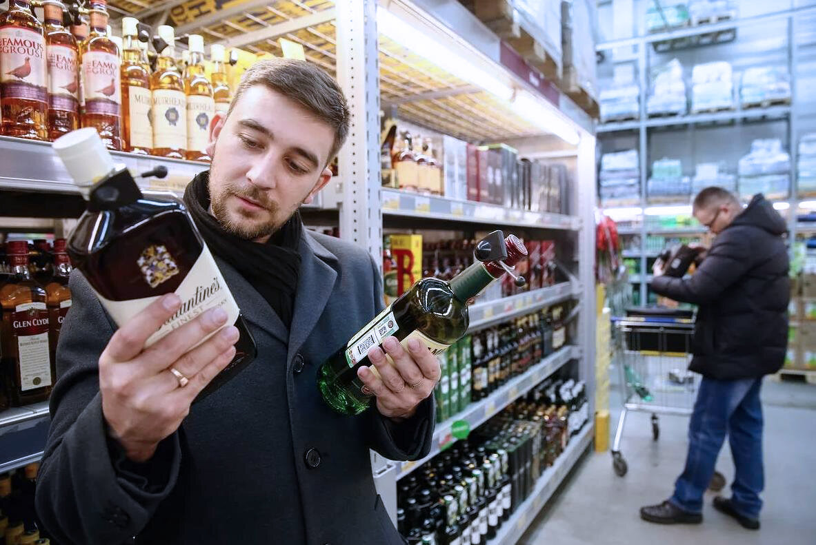 5 кг пью. Алкоголь в России. Импортный алкоголь в России. Скупают алкоголь. Люди покупают напитки.