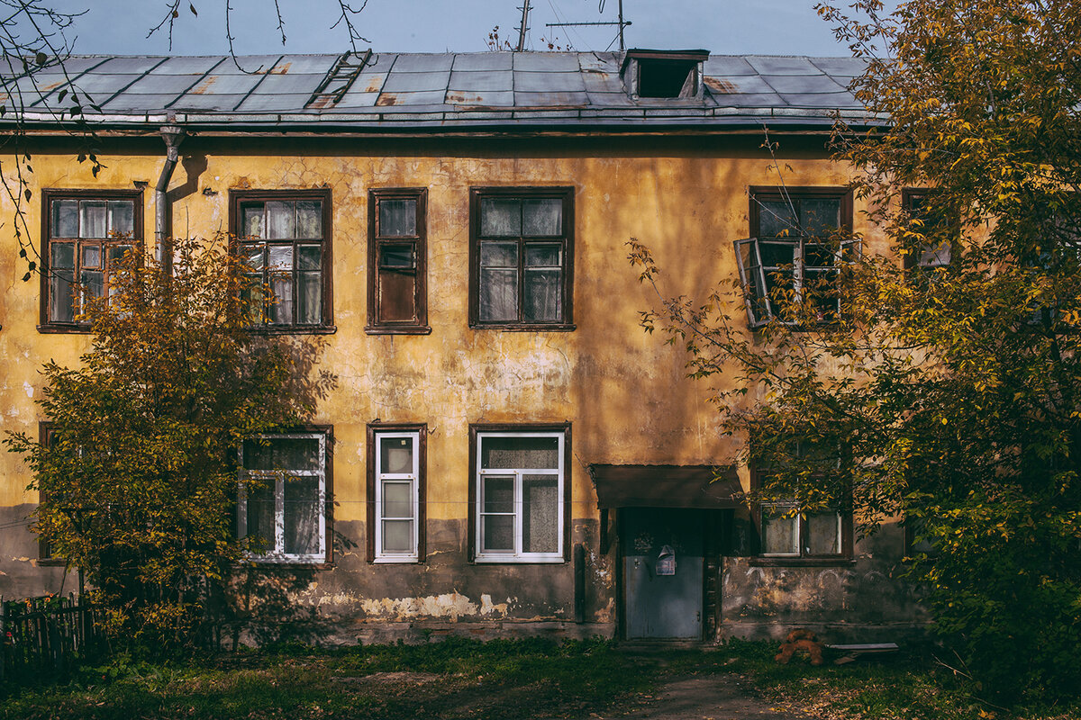 На фото: двухэтажные дома, построенные в 1938 и 1950 годах. Их пытаются расселить и снести еще с 2004 года, но каждый раз что-то идет не так. Пушкино.