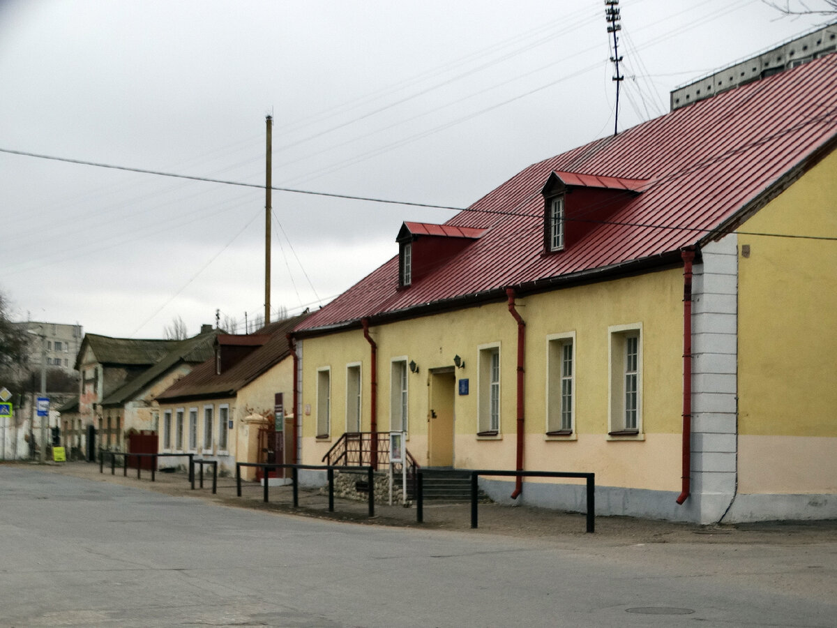 Дом купца на переднем плане. Листайте галерею. Там есть ещё фото