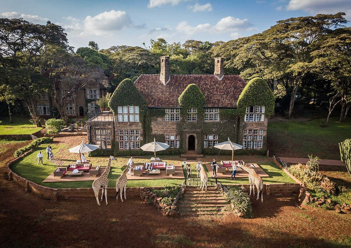 Здание отеля Giraffe Manor и жирафы