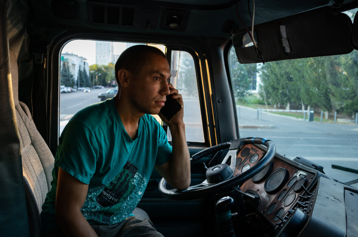 Модель Радмир в своем тягаче International-9800, Уфа, август 2021