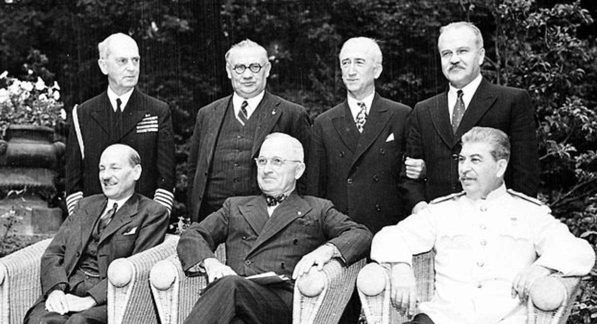 Источник: wikipedia.org/wiki/Файл:Potsdam_Conference_group_portrait,_July_1945