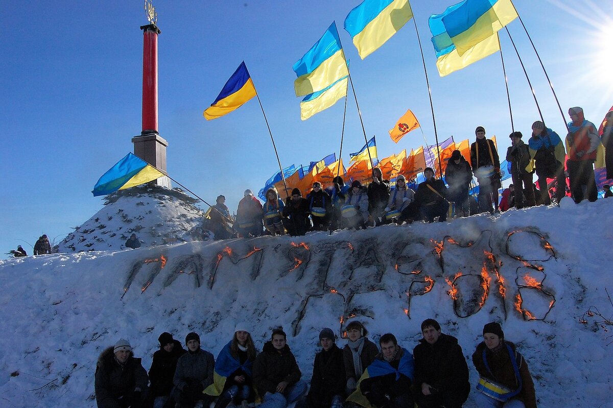 Памятник героям битвы под Крутами в современной Украине 