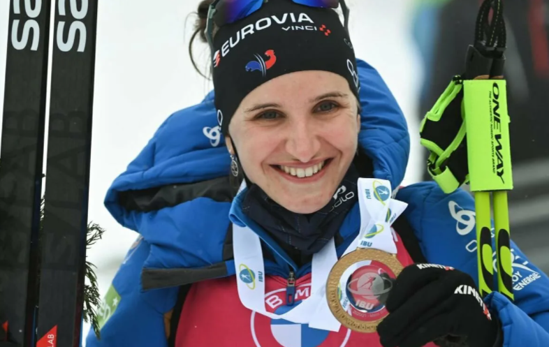 Жюлия Симон - лидер сборной Франции по биатлону.