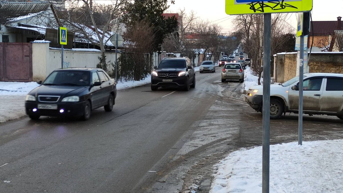 В часы пик автомобильный поток несётся по ул. Ломоносова, словно по скоростной трассе
