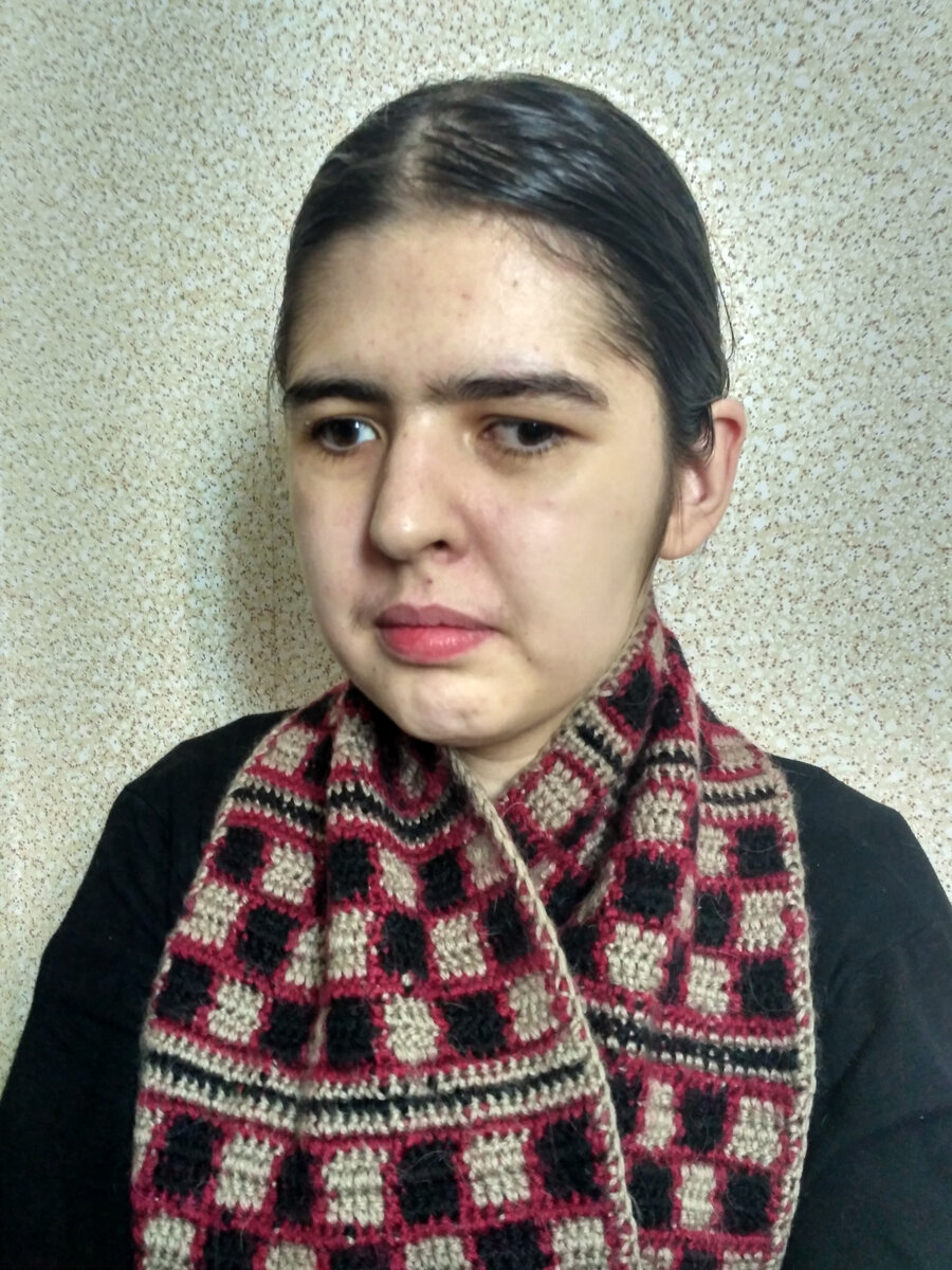 Этот шарфик я довязывала в роддоме, в патологии. Сложный трехцветный узор из головы, три разных мотка, постоянно перекладывать нити... Отлично время провела!