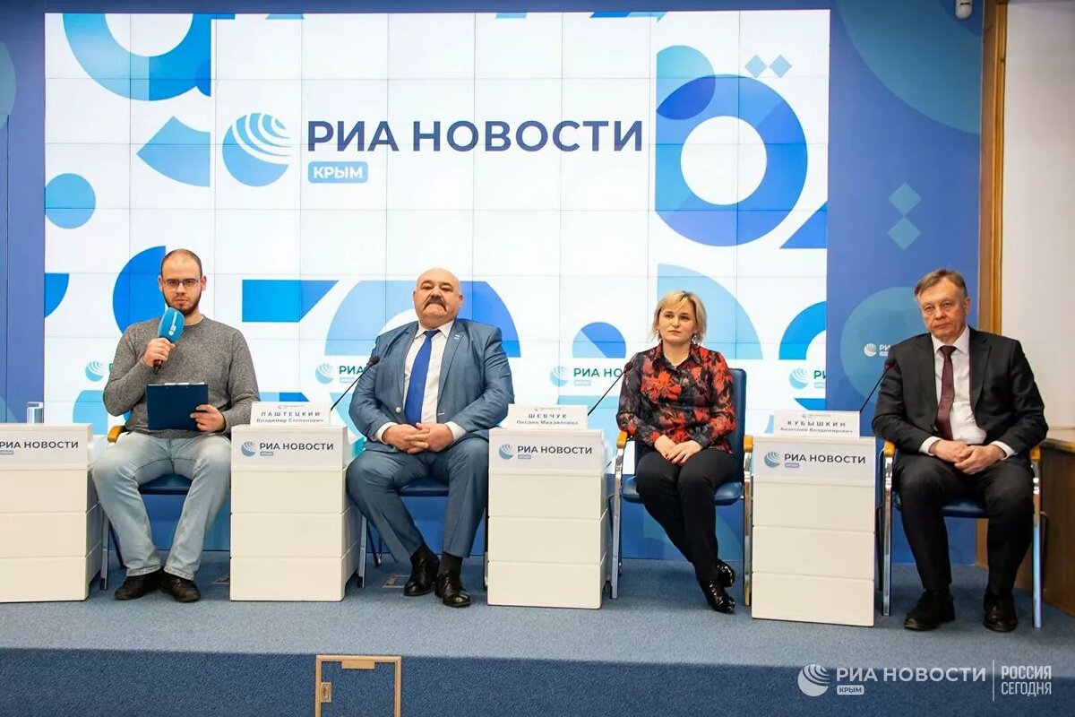В. Паштецкий, О. Шевчук и А. Кубышкин дают пресс-конференцию