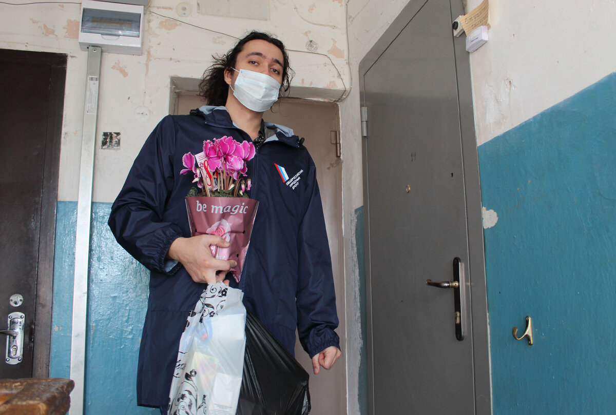 В предпраздничную неделю, накануне 8-го Марта, активисты Народного фронта в Кабардино-Балкарской Республике поздравили Валентину Михайловну Калабухову – ветерана Великой Отечественной войны.  Общественники нанесли праздничный визит к Валентине Михайловне накануне. Такие встречи стали уже традиционными. В Международный женский день представители ОНФ стараются уделить внимание тем, кто нуждается в нем чуть больше остальных, – пожилым, одиноким женщинам и ветеранам. 
Валентина Михайловна Калабухова под патронажем активистов уже давно, общественники регулярно предлагают ей свою помощь в бытовых делах, привозят при необходимости продукты и медикаменты. 
В 17 лет, как только Валентина Михайловна окончила медицинское училище, она отправилась на фронт в качестве медицинской сестры. На ее счету сотни спасенных человеческих жизней. В Сталинграде она переправляла раненых через Волгу, в том числе, и бойцов из родного Нальчика. Тогда было запрещено оказывать помощь раненым немцам, за это грозил трибунал, но она не смогла пройти мимо, и спасла жизнь немецкому солдату, зашив его рану. Спустя 60 лет немец нашел ее, чтобы поблагодарить за оказанную во время войны медицинскую помощь, пригласил в гости, познакомил со своей семьей. Валентина Михайловна и в мирное время продолжала работать медицинской сестрой. 
«Женская часть нашего многонационального народа вместе с мужчинами, детьми и стариками вынесла на своих плечах все тяготы Великой Отечественной войны. Женщины взяли на себя множество «чисто мужских» специальностей в тылу. На линии фронта они работали медиками, летчицами, снайперами, связистками, разведчицами, шоферами… Женщины вписали в летопись войны немало славных страниц – история Валентины Калабуховой тому подтверждение», - рассказал активист Народного фронта в Кабардино-Балкарии Ислам Макоев.  
Общественники привезли Валентине Михайловне, недавно выписавшейся из больницы, для поднятия настроения, яркий комнатный цветок, который не завянет и будет радовать ее долгое время, а также продуктовый набор и праздничный торт.  
