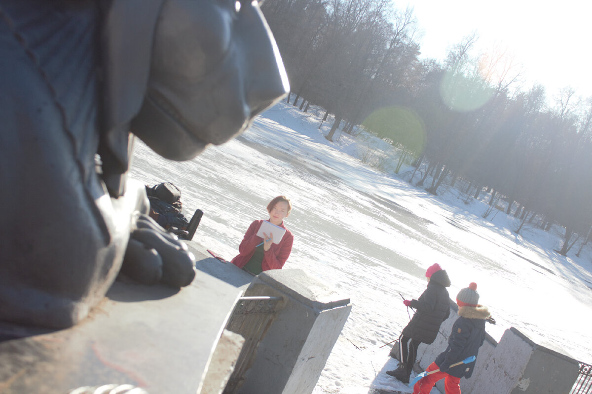 Рисую лёву под весенним солнцем