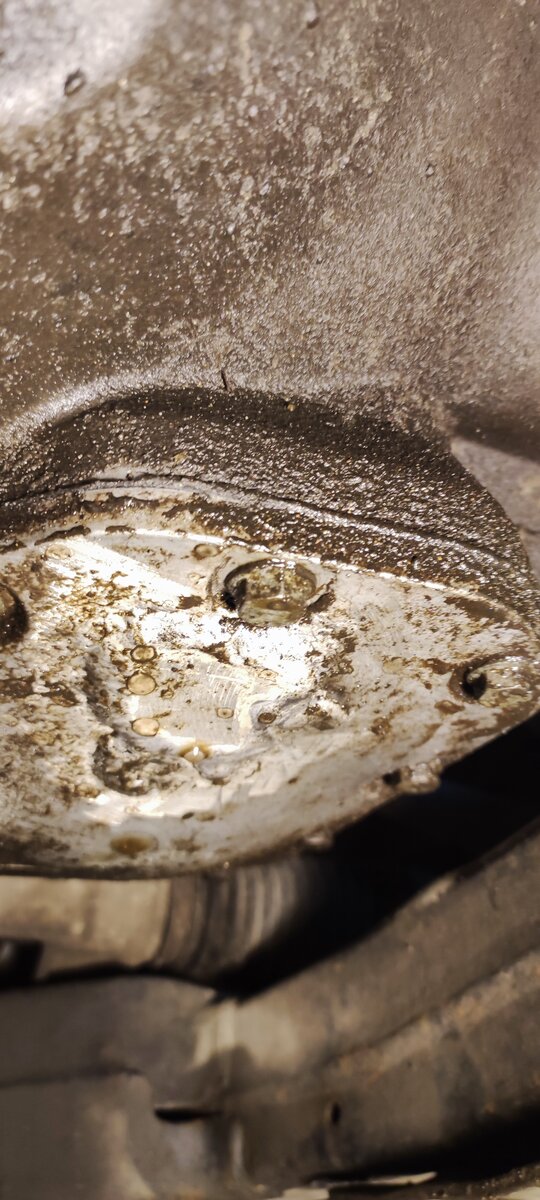 Коробка передач уже была ремонтирована и при том скорее всего перед продажей был ремонт, далее на фото поясню.