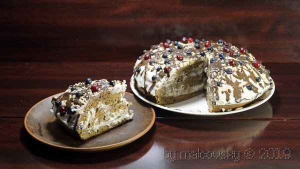 Бисквитный торт с ягодами и кремом из маскарпоне