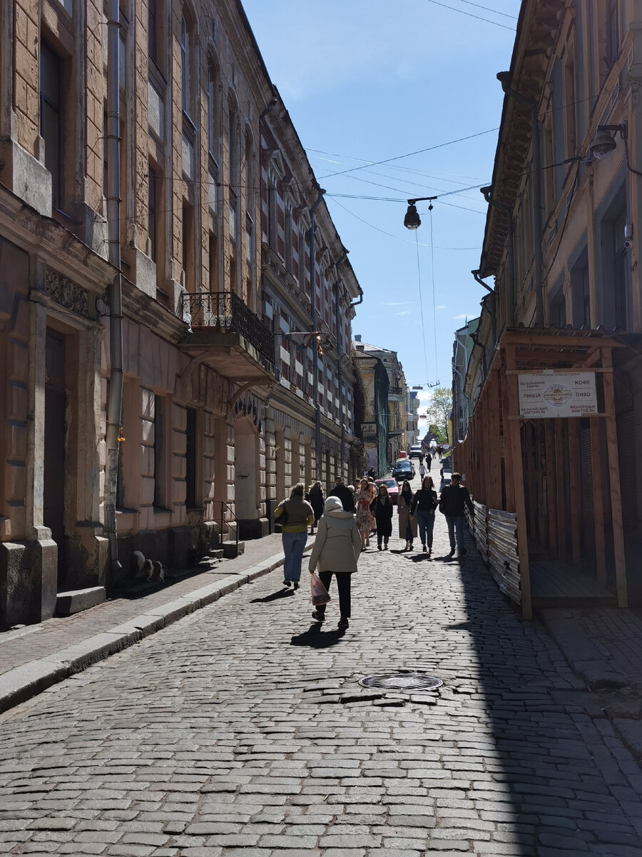 Улицы невероятно атмосферные, вид портят только заброшеные зд