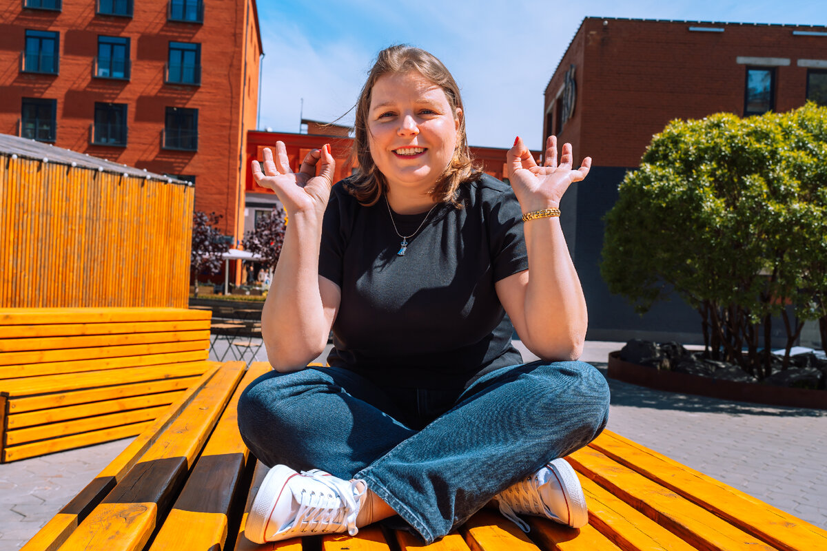 Всем привет! Меня зовут Елена Сокол и я помогаю обычным родителям из нашей с вами жизни заниматься со своими детьми самостоятельно и не сойти с ума. 