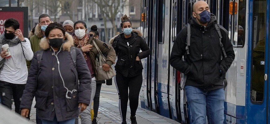 Люди на улицах в медицинских масках © Pierre Crom / Getty Images