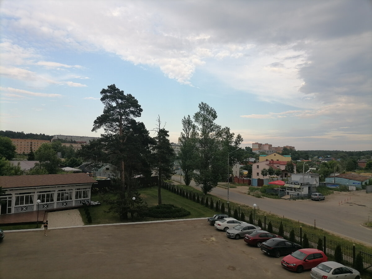 Фото автора. Вид из номера на дорогу, впереди трасса