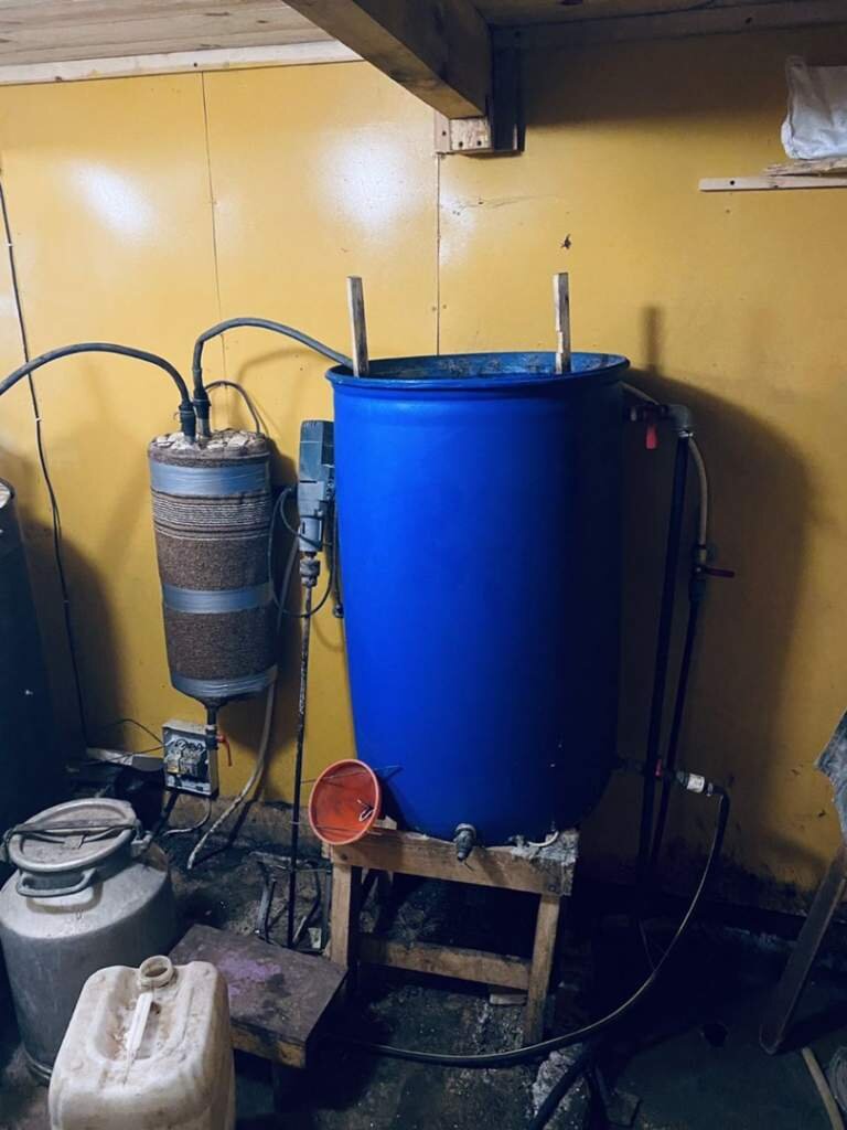 Синяя бочка на 200 литров это холодильник, вода подается снизу, а кипяток сливается в подходящую емкость.