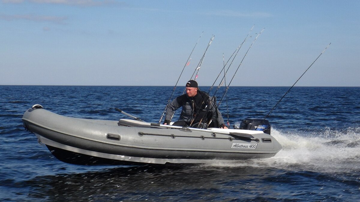 Дедушка современного "Фортис" - Альбатросс 400 концептуально мало чем отличается от современных лодок. На съёмках ТВ-программ "Большой троллинг". Онежское озеро.