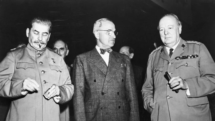 Советский вождь Иосиф Сталин, президент США Гарри Трумэн и премьер-министр Великобритании Уинстон Черчилль стоят вместе перед началом заседаний на Потсдамской конференции в июле 1945 года. Архив Беттманна/Getty Images