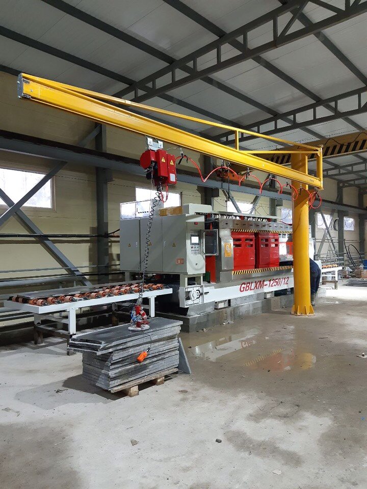 Вариант когда в радиусе работы крана находятся зоны погрузки и разгрузки