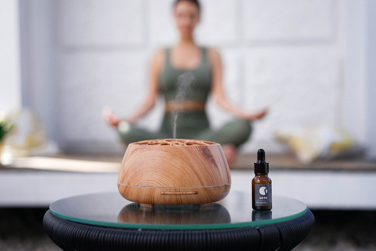 Включите любимые матнры через Bluetooth колонку аромадиффузора Plato mil oak. Добавьте эфирных масел в диффузор для создания неповторимой атмосферы практики.  