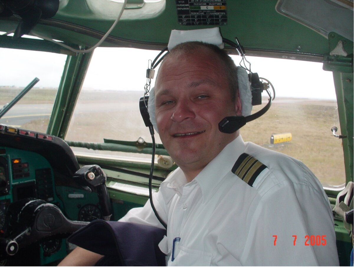 На фото: Борис Зотов в кабине Ту-154, Исландия. (фото из архива Б. Зотова)